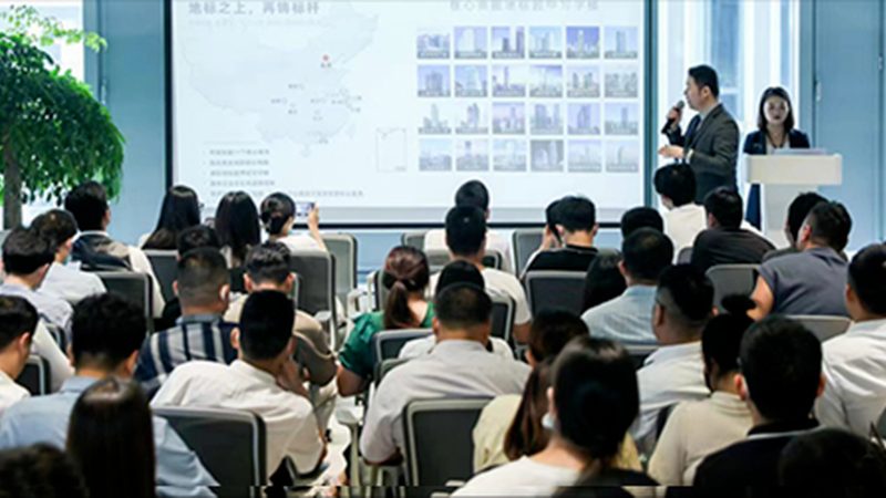 选择婚姻法律师时，首先要考虑其专业资质。一个合格的婚姻法律师应该具备以下条件：